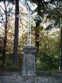 En bordure de route entre Le NAYRAC et SAINT AMANTS des COTS (D97). A noter le pidestal en pierre relativement imposant d'un bloc! Pas d'inscriptions lisibles?