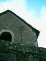Difficile  reprer car perche sur une terrasse derriere l'glise. Trs originale de conception, comporte 4 branches tout en fer forg, trs dpouille.