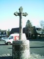 Une des 2 faces de la croix de LAGUIOLE, plante sur le foirail  cot du fameux taureaux.
