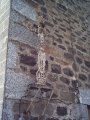 Dans le village de GRAISSAC, contre un mur d'habitation et  bonne hauteur, on reconnait facilement les deux anges au bas, dos  dos.