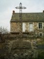 Au milieu du hameau de MOUMENTRES entre GRAISSAC et BRENAC (D70), dans son piedestal, on a enchass un linteau de l'ancienne glise.