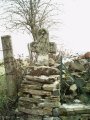 Dans le village de LA VITARELLE sur la route d'ESPALION  LAGUIOLE (D921). Un gros frne voisin en chutant l'avait mise  terre, mais les habitants l'ont releve sur son mur (en tmoigne le pansement).