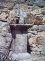 Contre le mur d'une batisse  ANGLARES prs d'HUPARLAC.